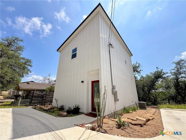 Building Photo - 1200 Willow Dr
