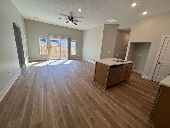 Building Photo - 1841/43 Hickory Creek