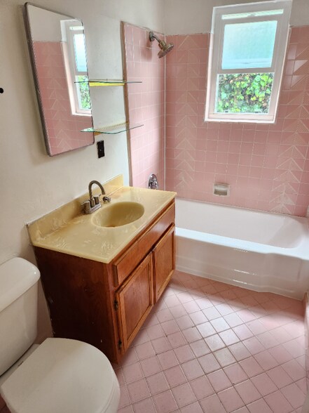 Building Photo - 1093 S Orange Dr