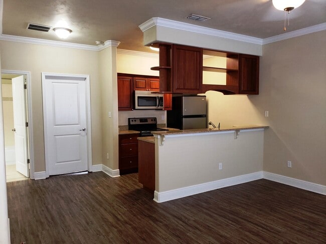 Building Photo - 3 bedroom/ 3 bath town home for rent in Univerity Green's gated community with a pool and renting...