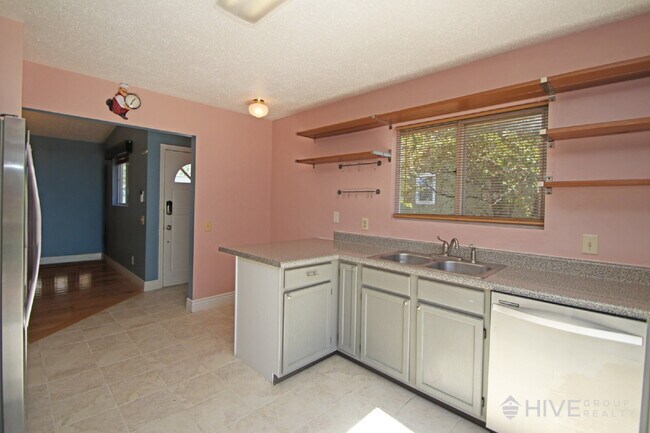 Building Photo - Bright and Spacious Home with a Fantastic ...