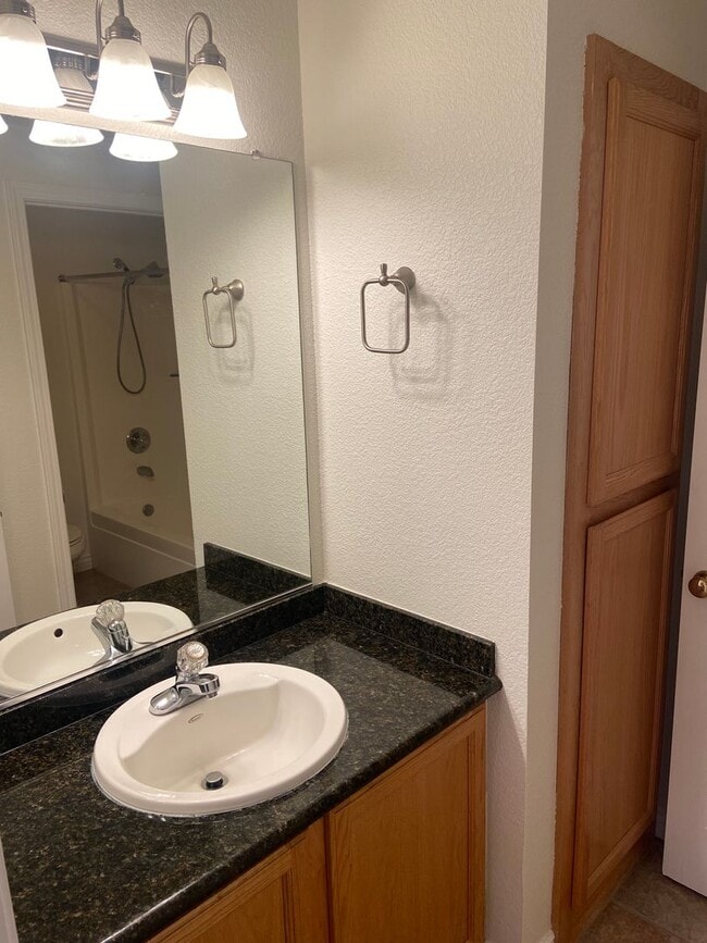 Building Photo - Prarie Oaks 3 Bdrm, 2 bath