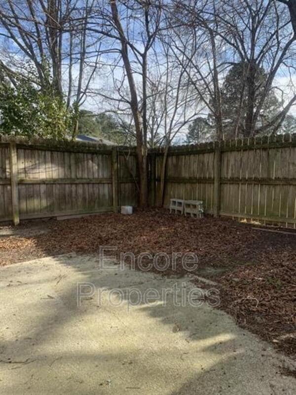 Building Photo - 1411 Foxwood Dr