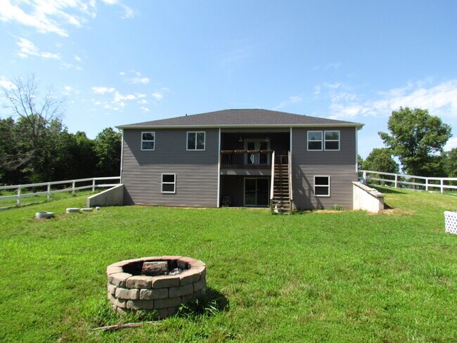 Building Photo - Available August 7th!! Laquey Schools!