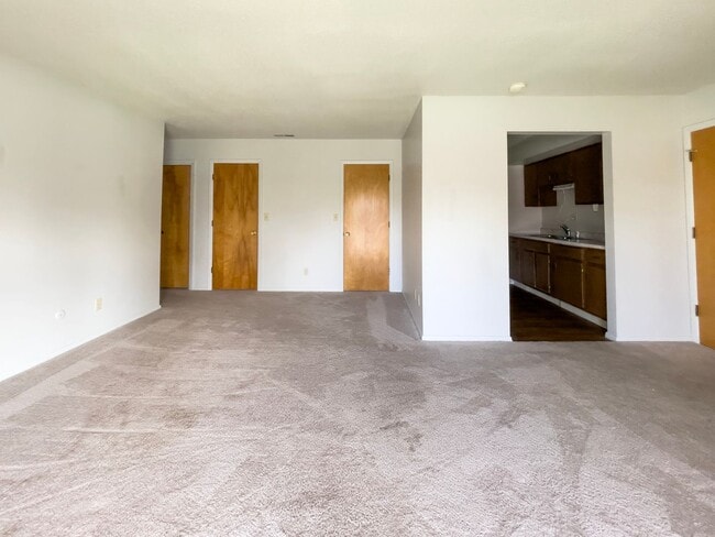 Building Photo - Spacious 2 Bedroom!