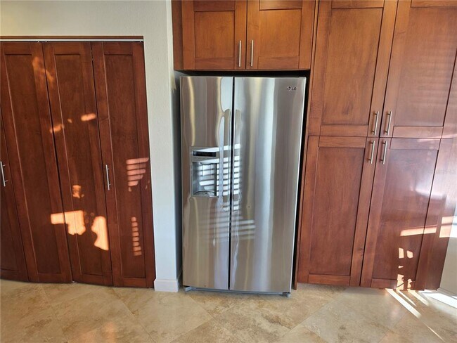 Building Photo - 6100 Bahia Del Mar Cir N