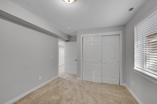 Building Photo - $2,550.00 - 3-bed, 3-bath split-level loca...
