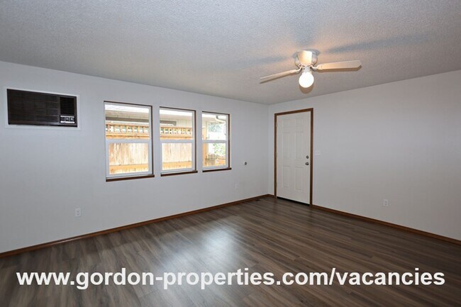 Building Photo - Webster Rd - Gladstone 2 bedroom duplex