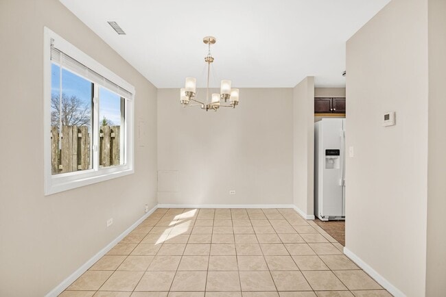 Building Photo - Carol Stream Townhome with Three Bedrooms and One Car Garage