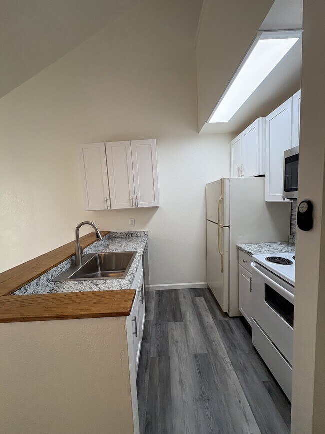 Building Photo - 228 Courtyards E