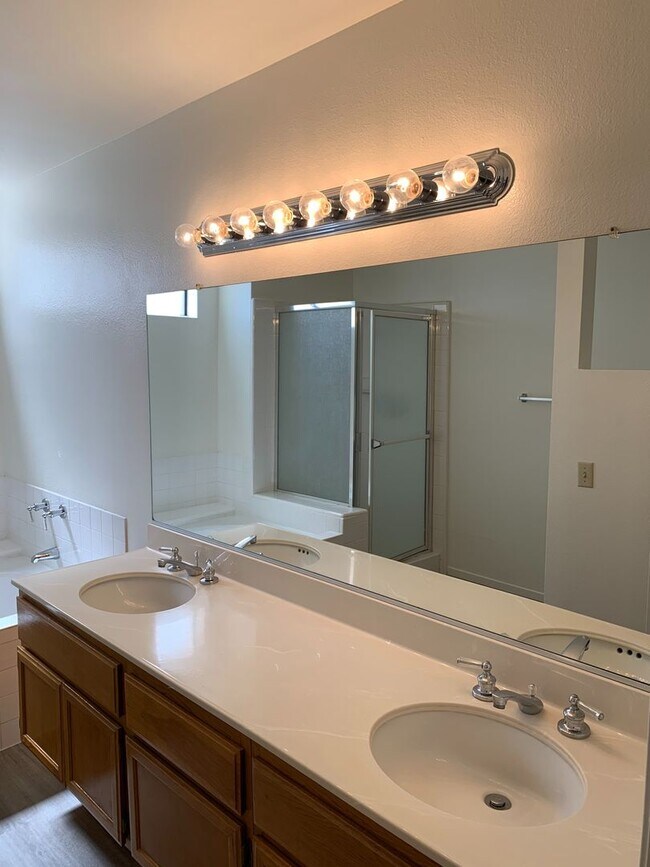 Building Photo - Light & Bright Mission Ridge Condo