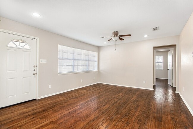 Building Photo - 10818 Sharondale Ln