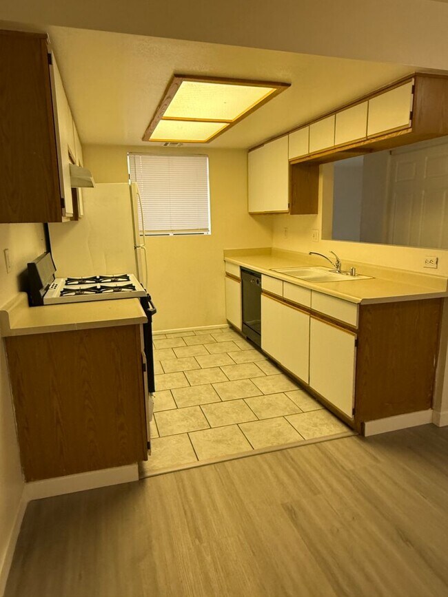 Building Photo - Nicely Redone Single Family Townhome