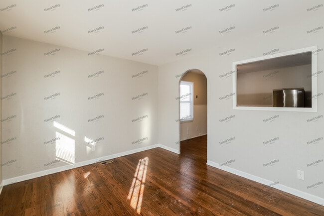 Building Photo - 500 E 3 Dr S