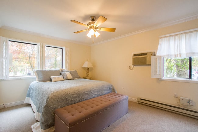 Building Photo - 120 Lexington Ct