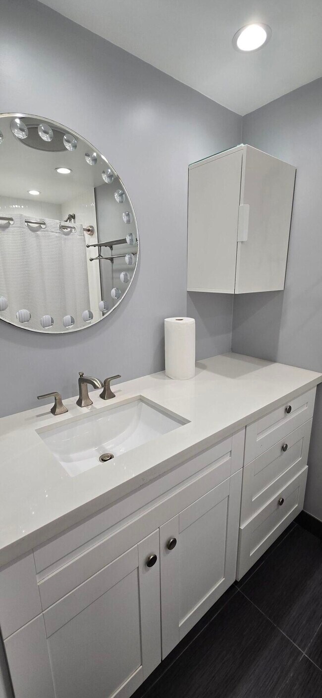 Building Photo - 3300 N Palm Aire Dr