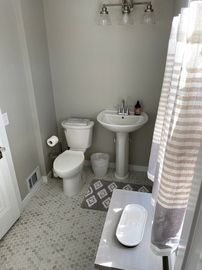 Building Photo - Charming Tudor 3 Blocks From Mayo