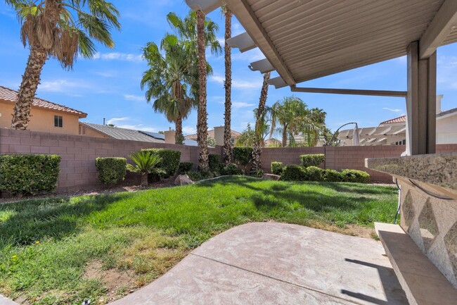 Building Photo - LUXORY 5 BEDROOM 3 1/2 BATH HOME LOCATED I...