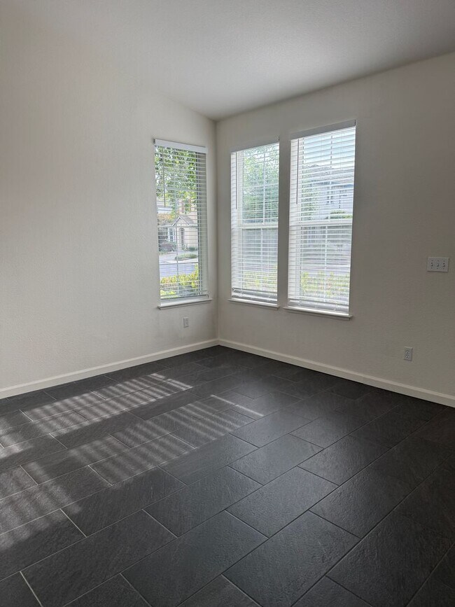 Building Photo - 3 Bedroom, 3.