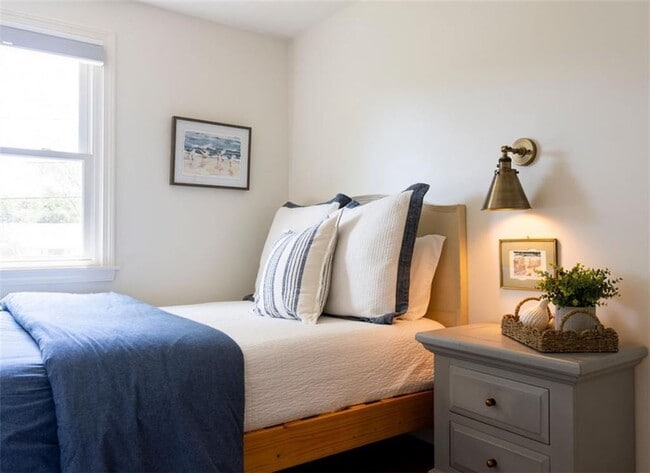 Building Photo - 11 N Hillview Dr