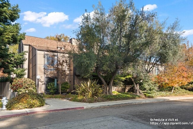 Building Photo - 2000 Rock St