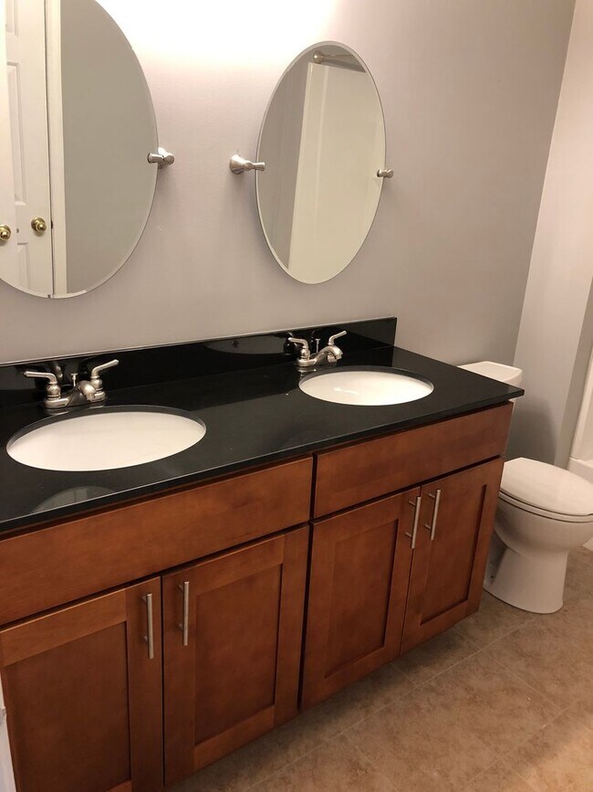 Building Photo - 2 bedrrom + basement Townhouse with Waterv...