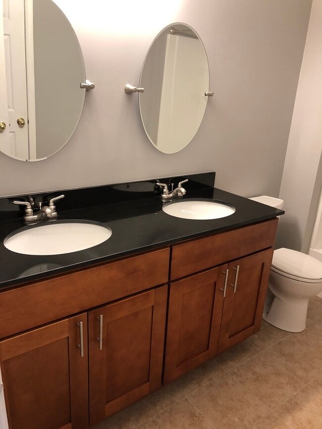 Building Photo - 2 bedrrom + basement Townhouse with Waterviews in Bristol. Large Private Backyard w Deck.