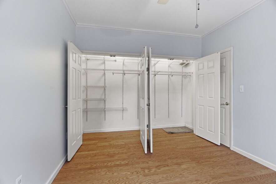 Building Photo - 6045 Boulevard E