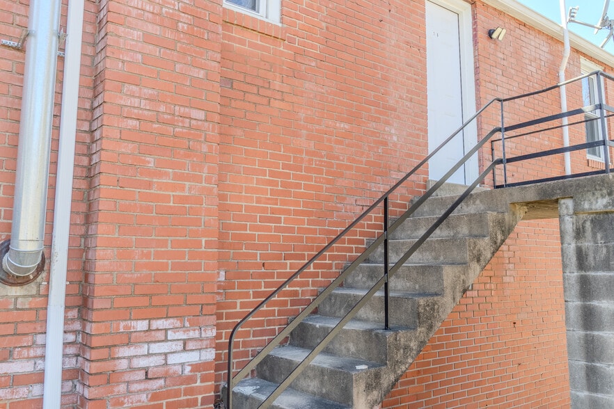 Building Photo - 825 5th Ave