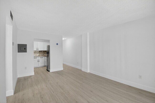 Building Photo - 1735 NE 164th St
