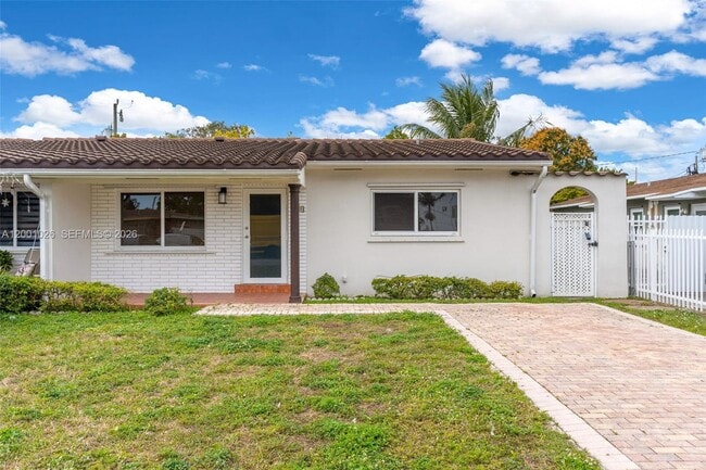 Building Photo - 310 SW 76th Ct