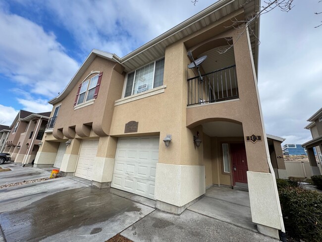 Building Photo - Great 2 bed, 2 bath town home in Lehi