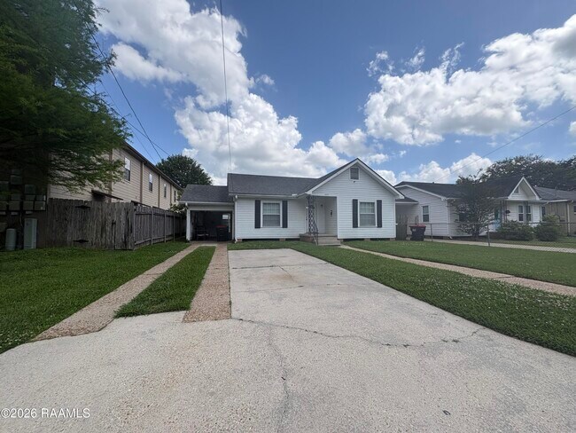 Building Photo - 605 Coolidge St