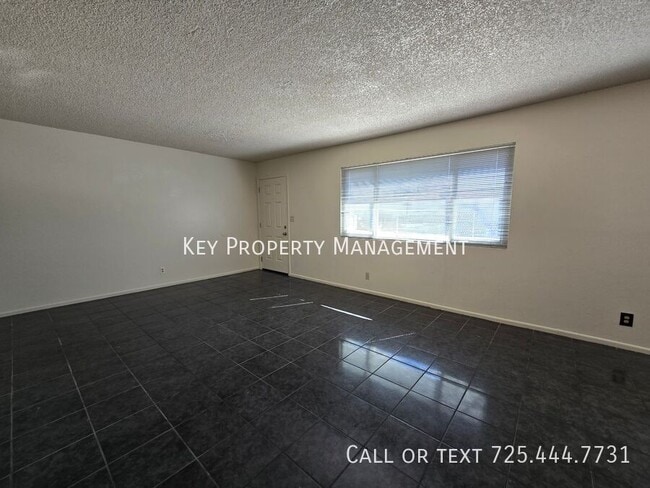 Building Photo - 2 Bedroom 1 Bath Condo Near Cheyenne and R...