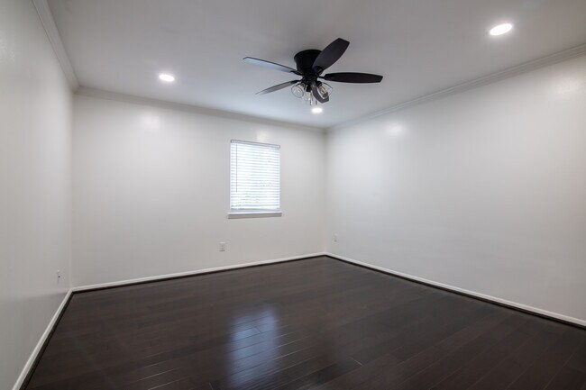 Building Photo - 1001 Woodland Vlg