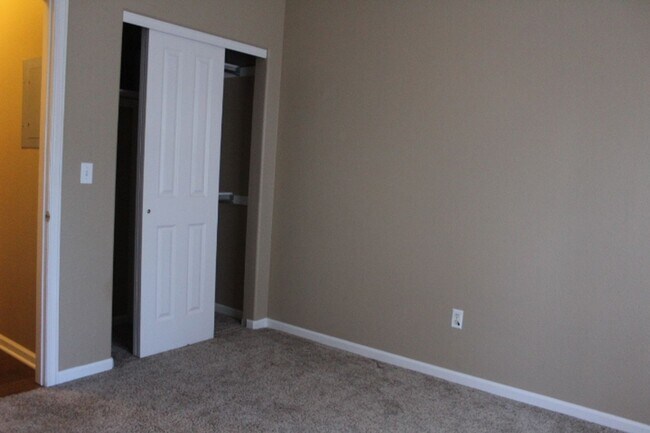 Building Photo - Littleton 2 br/2 ba Condo in Mountain Gate III!