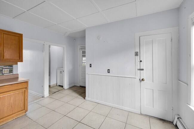 Building Photo - 223 Lawlor St