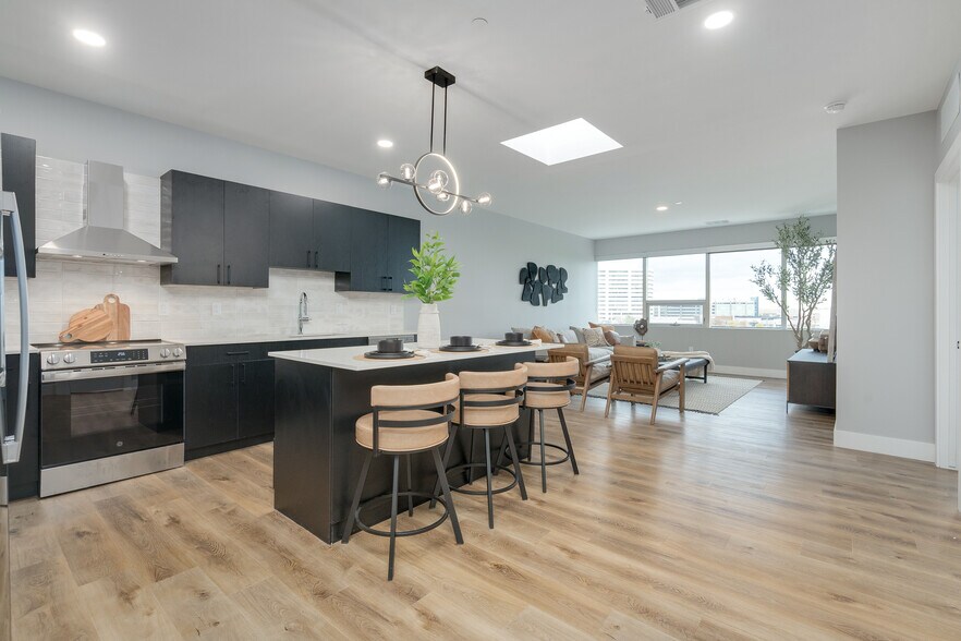 Primary Photo - Lindsey Living