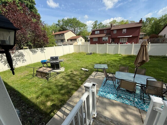 Building Photo - 1613 Mayflower Ln