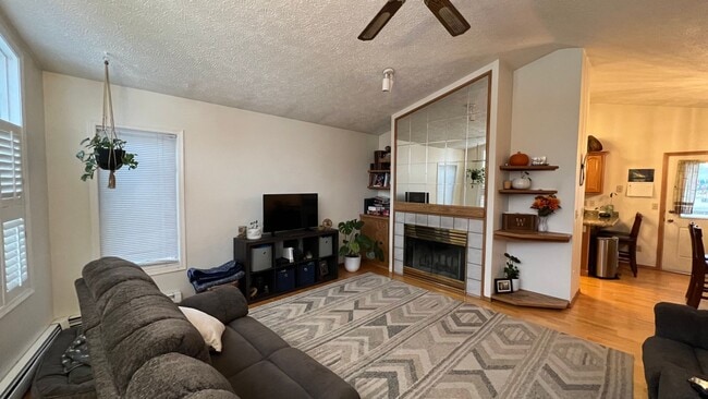 Building Photo - Single Family House off Turpin! 3 Bed/2 Ba...