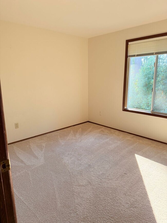 Building Photo - Elegant Bellevue Home for rent
