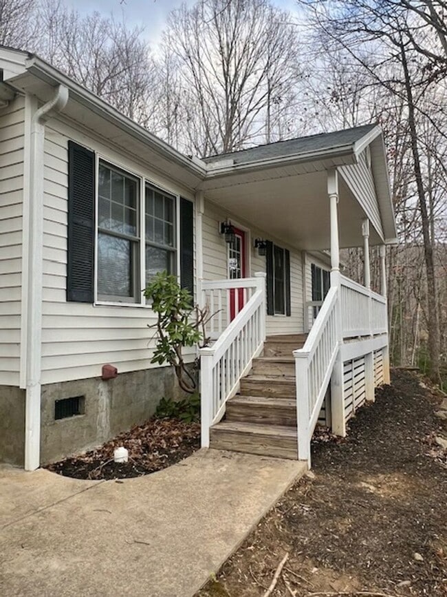 Building Photo - Swannanoa Rental! 6 or 12 month lease options!