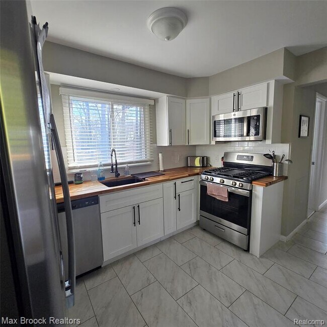 Building Photo - 805 S Winding Dr