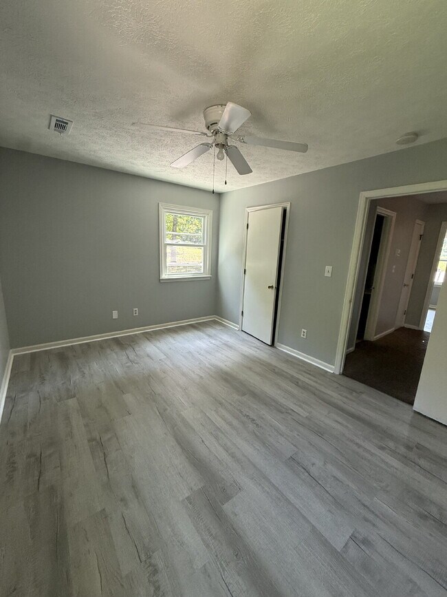 Building Photo - 2 Bedroom 1 Bathroom Apartment in Madison Heights with off street parking.