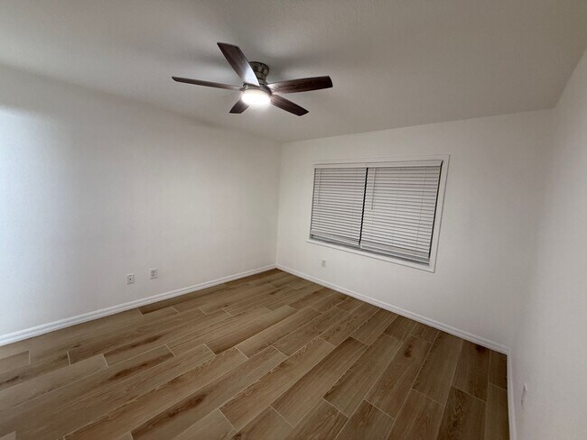 Building Photo - Ground Floor Condo 2/2  - Immediate Availa...