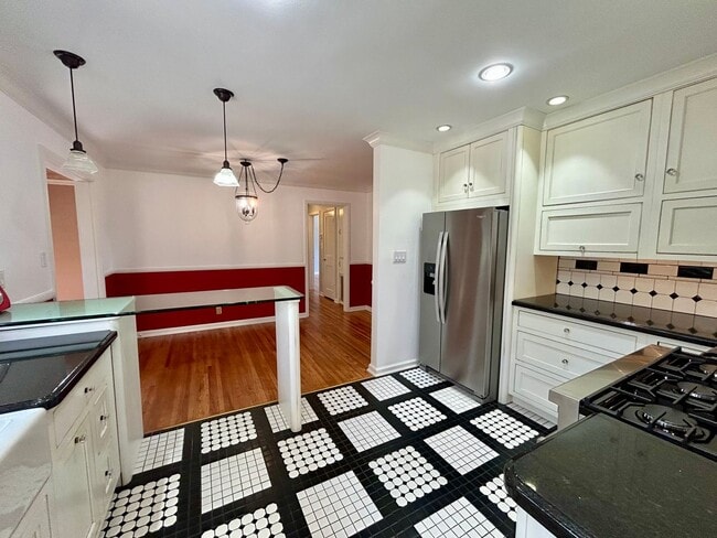 Building Photo - Absolutely gorgeous, remodeled home in beautiful location in Midtown Tulsa