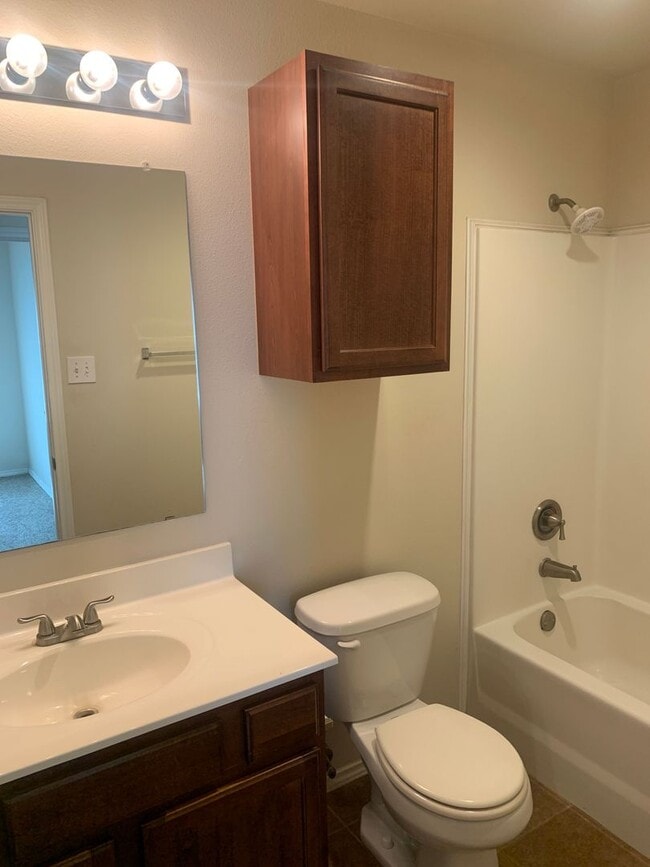 Building Photo - Available NOW! 3 Bedroom 2 bath 2 car garage in Fox Ridge!