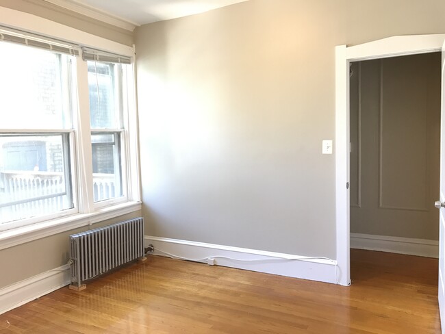 Building Photo - Spacious, Sunny, Top Floor 2-bed with Grea...