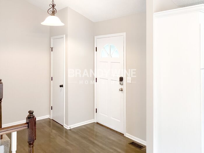 Building Photo - 105 Sumac St