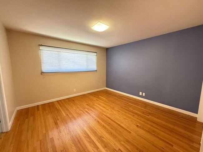 Building Photo - Updated single-level home located in the highly sought-after Killarney Farms neighborhood of Sant...